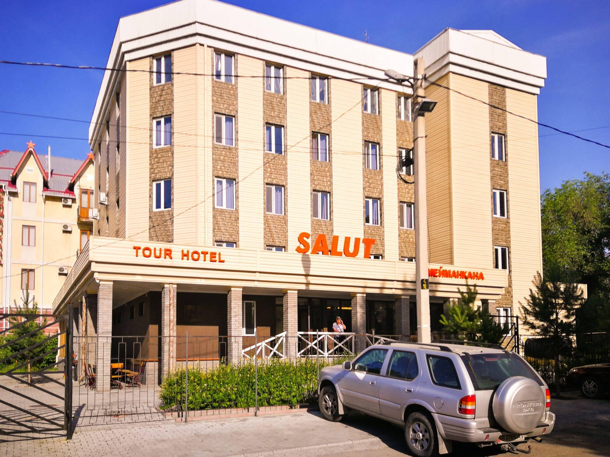 Salut Hotel Bishkek Exterior photo